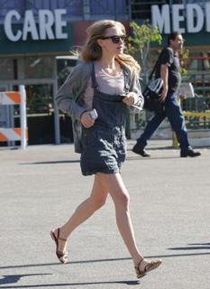 Amanda Seyfried feet photo thumbnail