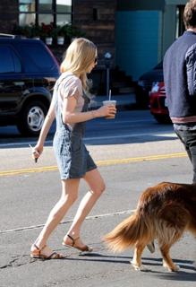 Amanda Seyfried feet photo thumbnail