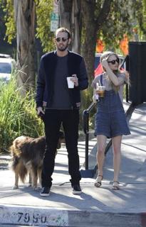 Amanda Seyfried feet photo thumbnail