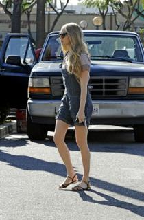 Amanda Seyfried feet photo thumbnail