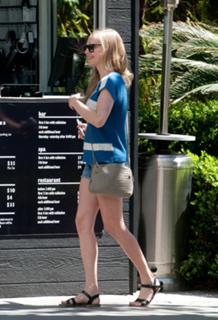 Amanda Seyfried feet photo thumbnail