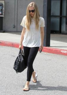 Amanda Seyfried feet photo thumbnail