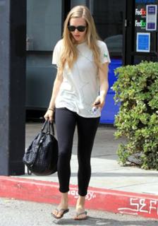 Amanda Seyfried feet photo thumbnail