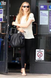 Amanda Seyfried feet photo thumbnail