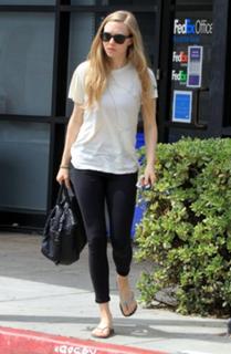 Amanda Seyfried feet photo thumbnail