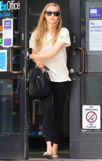 Amanda Seyfried feet photo thumbnail