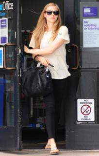 Amanda Seyfried feet photo thumbnail