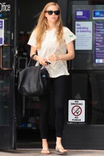 Amanda Seyfried feet photo thumbnail