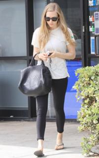 Amanda Seyfried feet photo thumbnail