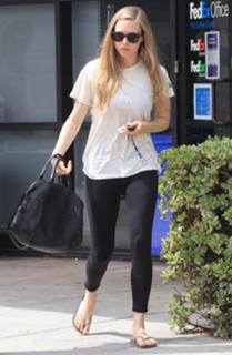 Amanda Seyfried feet photo thumbnail
