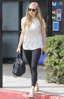Amanda Seyfried feet photo thumbnail
