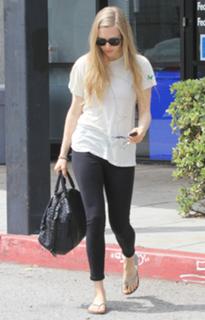 Amanda Seyfried feet photo thumbnail