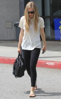 Amanda Seyfried feet photo thumbnail