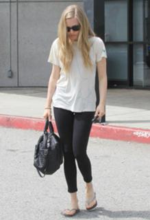 Amanda Seyfried feet photo thumbnail