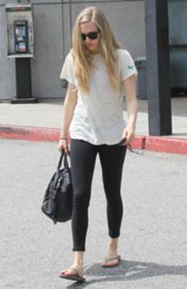 Amanda Seyfried feet photo thumbnail