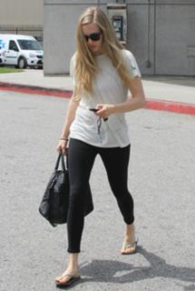 Amanda Seyfried feet photo thumbnail