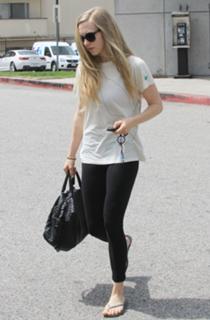 Amanda Seyfried feet photo thumbnail