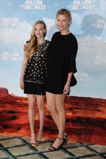 Amanda Seyfried feet photo thumbnail