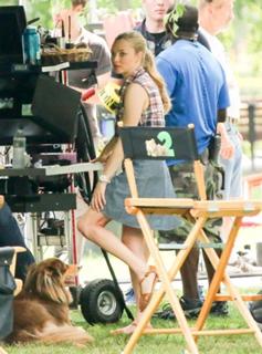 Amanda Seyfried feet photo thumbnail