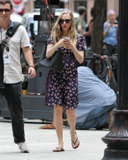 Amanda Seyfried feet photo thumbnail