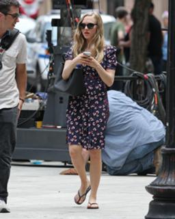 Amanda Seyfried feet photo thumbnail