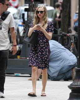 Amanda Seyfried feet photo thumbnail