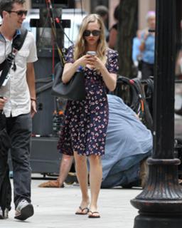 Amanda Seyfried feet photo thumbnail