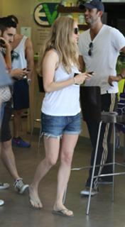 Amanda Seyfried feet photo thumbnail