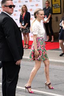 Amanda Seyfried feet photo thumbnail