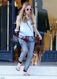 Amanda Seyfried feet photo thumbnail