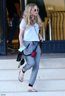 Amanda Seyfried feet photo thumbnail