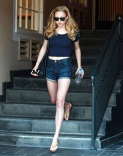 Amanda Seyfried feet photo thumbnail