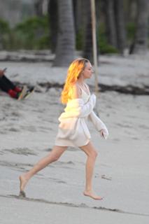 Amanda Seyfried feet photo thumbnail