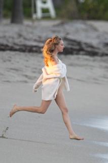 Amanda Seyfried feet photo thumbnail