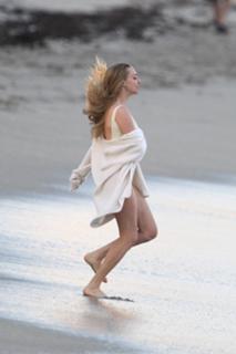 Amanda Seyfried feet photo thumbnail