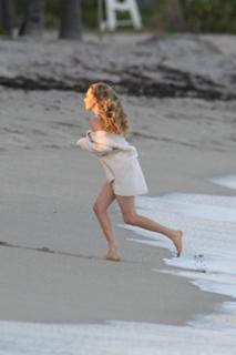 Amanda Seyfried feet photo thumbnail