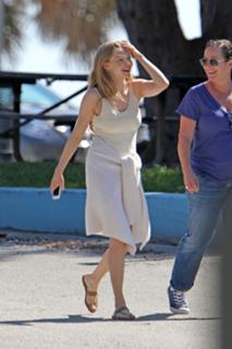 Amanda Seyfried feet photo thumbnail