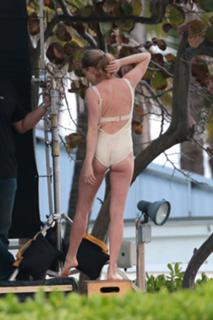 Amanda Seyfried feet photo thumbnail
