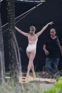 Amanda Seyfried feet photo thumbnail
