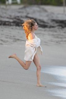 Amanda Seyfried feet photo thumbnail