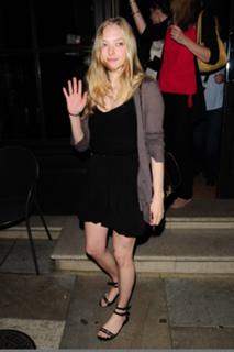 Amanda Seyfried feet photo thumbnail