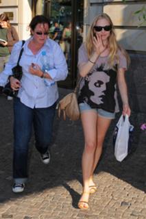 Amanda Seyfried feet photo thumbnail