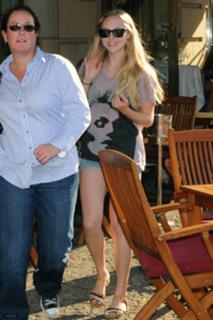 Amanda Seyfried feet photo thumbnail