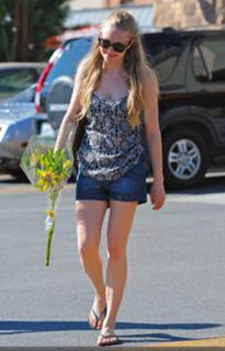Amanda Seyfried feet photo thumbnail