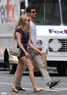 Amanda Seyfried feet photo thumbnail