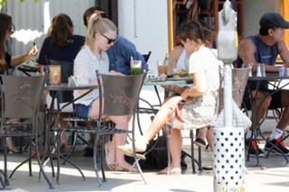 Amanda Seyfried feet photo thumbnail