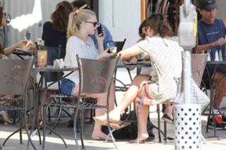 Amanda Seyfried feet photo thumbnail