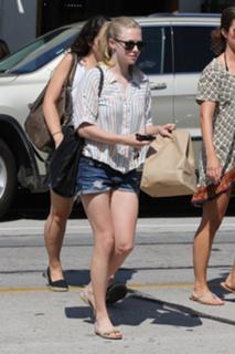 Amanda Seyfried feet photo thumbnail