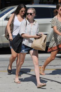 Amanda Seyfried feet photo thumbnail