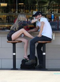 Amanda Seyfried feet photo thumbnail